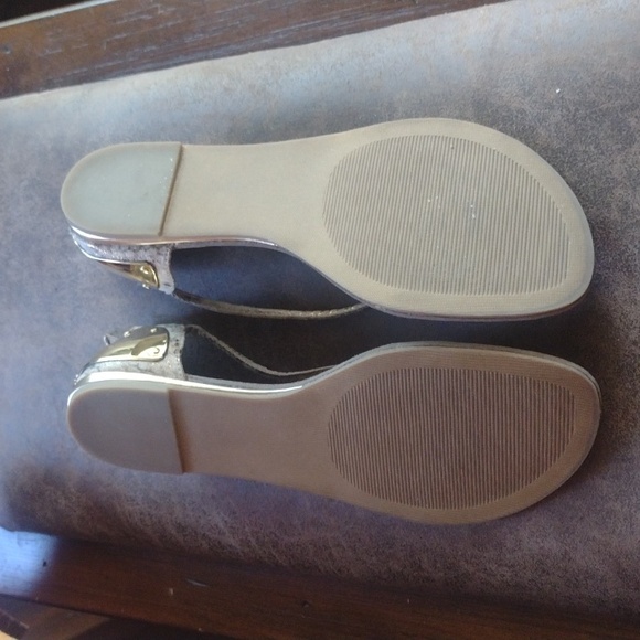 A pair of Steve Madden Reader Gold Snake Sandals size 8 1/2 - Picture 4 of 5